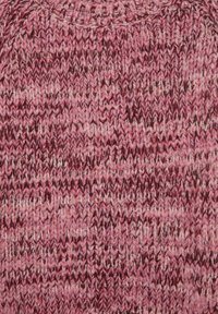 Pulover tricotat în nuanțe variate de roz, cu un design texturat, cu dungi, având un aspect moale și pufos.