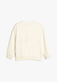 Sudadera de crema clara con cuello redondo, mangas largas y puños de canalé. Textura suave y cinturilla elástica en el dobladillo.