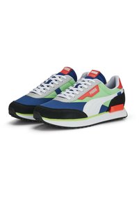 Sportovní tenisky s modrým, zeleným a černým textilním svrškem s bílými prvky. Červené logo Puma na boku, strukturovaná podrážka pro lepší přilnavost.