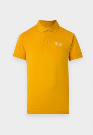 Helles gelbes Polohemd mit kurzen Ärmeln, drei Knöpfen und weißem "EA7 Emporio Armani" Logo auf der linken Brustseite.