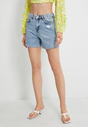EMBROIDERED DESTROYED - Shorts vaqueros - light blue