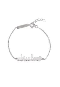 Pulsera de cadena de plata con la palabra "abuelo" en escritura cursiva, con un acento de corazón y cierre de broche. Incluye un eslabón de cadena ajustable.