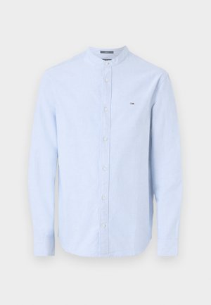 Lichtblauw button-up shirt met lange mouwen, een mandarin collar en een klein logo op de borst. Gemaakt van zachte stof met een gladde textuur.