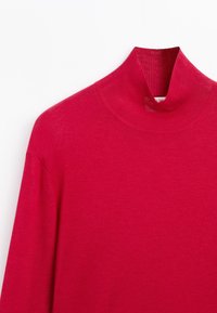 Roter Pullover mit Rollkragen und langen Ärmeln, der eine gerippte Kragenstruktur aufweist, dargestellt auf weißem Hintergrund.