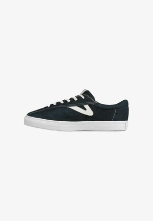 Sort lavtop sneaker med hvide snørebånd, hvid sål og en hvid V-formet logo på siden, vist fra siden.