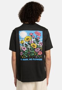 Sort bomulds t-shirt med et farverigt blomsterdesign på ryggen og teksten "INGEN REGN, INGEN BLOMSTER" i fede blå bogstaver.