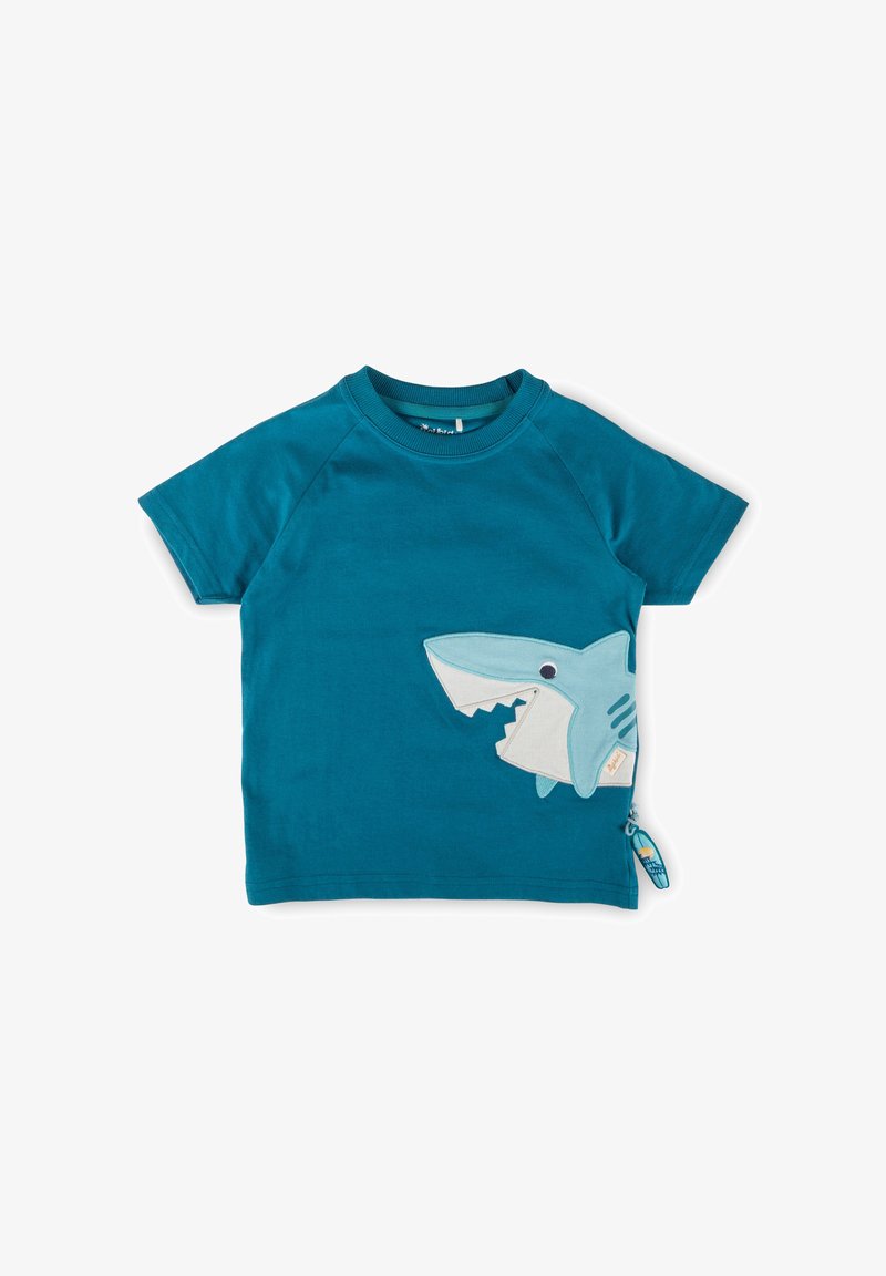 Maglietta a maniche corte per bambini di colore verde acqua con applicazione di uno squalo azzurro chiaro e bianco e una piccola cerniera a forma di pinna di squalo.