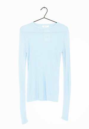 Lichtblauw shirt met lange mouwen, gemaakt van zachte, lichte stof. Voorzien van een ronde hals en een minimalistisch ontwerp zonder zichtbare patronen of accenten.