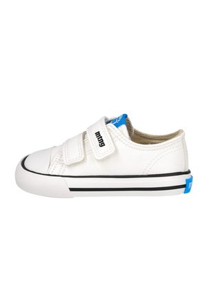 Zapatilla blanca de caña baja con dos correas de velcro, rayas laterales negras y logotipo de la marca azul en la lengüeta y la pestaña del talón.