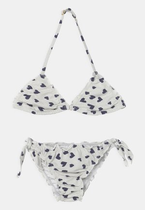 Conjunto de bikini que presenta un top en forma de triángulo y una parte inferior con lazo lateral, en una tela texturizada blanca con patrones de corazones en color marino. Tirantes ajustables.