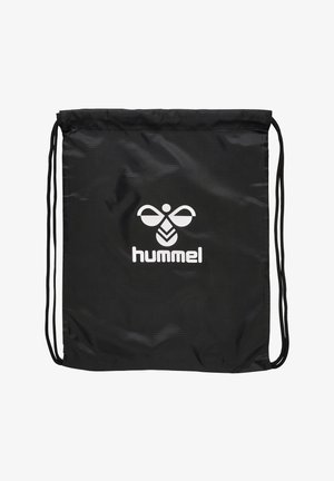 Czarny plecak na sznurki z białym stylizowanym logo pszczoły i napisem „hummel” umieszczonym centralnie z przodu, wykonany z lekkiego materiału.