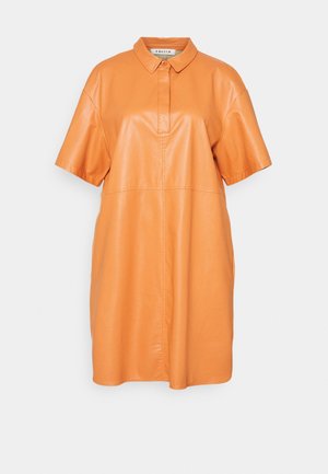 Pomarańczowa skórzana sukienka koszulowa z klasycznym kołnierzykiem, krótkimi rękawami, zapięciem na guziki i prostym krojem. Gładka faktura z subtelnym połyskiem.