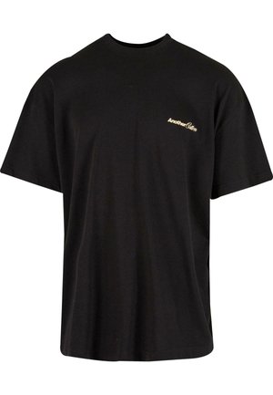 Camiseta de algodón negra con un cuello redondo, mangas cortas y un pequeño logo dorado en el lado izquierdo del pecho. Corte relajado, textura suave.