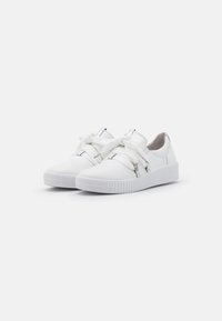 Sneakers bianchi con materiale testurizzato, dotati di suola in gomma, lacci larghi legati in fiocchi e dettagli metallici sulla linguetta.