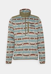 Pull en polaire gris avec des motifs géométriques colorés. Il possède un col montant et une fermeture éclair, avec des accents verts aux épaules et un logo.