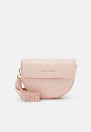 Lyserød Valentino crossbody-taske med slangeskindsstruktur, guldlogo på klappen og bredt mærket stofrem delvist synlig.