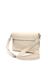 Borsa a spalla in pelle beige con flap, tasca anteriore con zip e tracolla regolabile. Presenta una texture liscia e un design minimalista.