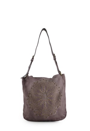 Hnědá kožená taška přes rameno s kulatým květinovým vzorem se cvočky na přední straně a nastavitelným popruhem na bílém pozadí.