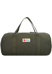 Bolsa de deporte en verde oliva, hecha de tela durable, cuenta con dos asas resistentes y un parche con el logo, de forma cilíndrica con cierre de cremallera.
