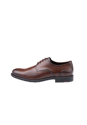 Braune Leder-Dressschuhe mit glatter Oberfläche, runder Zehenform und Schnürdesign. Auffällige schwarze Gummisohle mit einem kleinen farbigen Akzent.