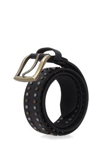 Sort læderbælte rullet sammen, med rækker af metalnitter og en spænde i messingfarvet metal.