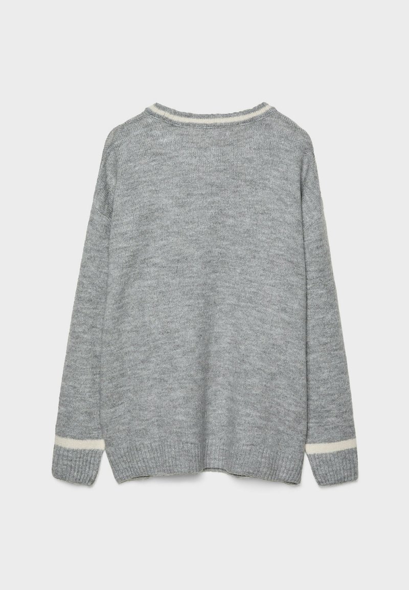 Grauer Pullover mit langen Ärmeln, gerippten Bündchen und einem kontrastierenden weißen Streifen am Kragen und Saum. Weicher Stoff, schlichtes Design.