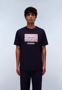 Granatowy bawełniany t-shirt z teksturowaną grafiką flagi Norwegii w kolorach czerwonym, białym i niebieskim oraz nazwą marki poniżej.