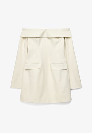 Krémové šaty s odhalenými ramenami, dlhými rukávmi, štruktúrovaným výstrihom, dvoma prednými vreckami a hladkou textúrou látky.