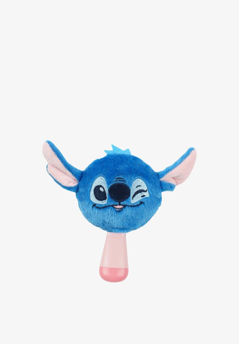 Tête de personnage en peluche bleue avec de grandes oreilles et un œil qui fait un clin d'œil, montée sur une poignée rose, conçue comme un hochet à main pour bébé.