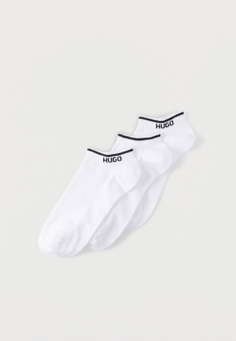 Kolm paari valgeid pahkluu sokke musta äärega ja "HUGO" logoga mansetil. Valmistatud pehmest, venivast materjalist mugavuse tagamiseks.