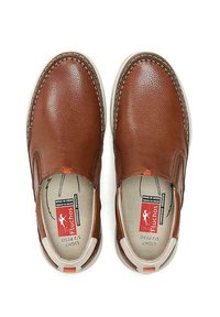 Zapatos marrones de cuero tipo mocasín con un acabado texturizado, paneles laterales elásticos y una suela clara en contraste. Presenta la etiqueta de la marca en el interior.