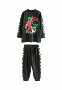 T-shirt noir à manches longues avec imprimé graphique coloré et accents à carreaux, associé à un pantalon de jogging noir assorti avec des rayures latérales à carreaux.