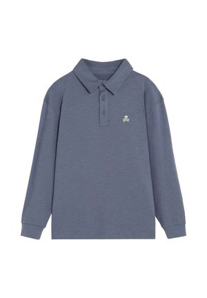 Polo azul de manga larga con tres botones y un pequeño logo de calavera y huesos cruzados en el pecho izquierdo.