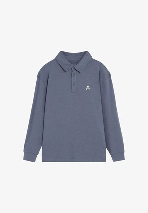 Polo azul de manga larga con tres botones y un pequeño logo de calavera y huesos cruzados en el pecho izquierdo.