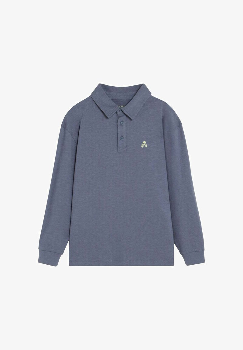 Polo bleu à manches longues avec trois boutons et un petit logo tête de mort et os croisés sur le côté gauche de la poitrine.