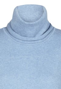 Helles blaues Rollkragenpullover aus weichem Strickmaterial, mit einem doppellagigen Kragen und durchgehend gerippter Textur.