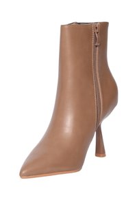 Stivale alla caviglia a punta in pelle color cuoio con cerniera laterale e tacco a stiletto. Texture liscia con un design elegante e stretto.