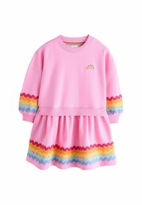 Rotes Baumwollkleid mit rundem Ausschnitt, langen Puffärmeln und einem Rüschenrock mit bunten Zickzackmustern am Saum. Regenbogendetail auf der Brust.