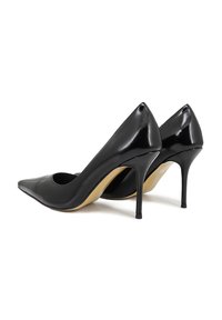 Scarpe con tacco alto in vernice nera con punta affusolata. Presentano una texture liscia e tacchi a stiletto sottili. Design con lati aperti.