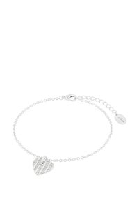 Pulsera de plata con un colgante en forma de corazón que presenta rayas horizontales y piedras transparentes incrustadas. Incluye un cierre de langosta y una etiqueta de marca.