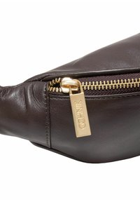 Czarna torba skórzana w odcieniu ciemnego brązu z złotym zamkiem i metalową metką z napisem "OCHNIK". Gładka tekstura i elegancki design z zaokrąglonymi krawędziami.