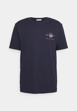 Navyblaue Baumwoll-T-Shirt mit kurzen Ärmeln, das ein Logo und Text auf der linken Brust in Rot und Weiß zeigt. Klassischer Rundhalsausschnitt.