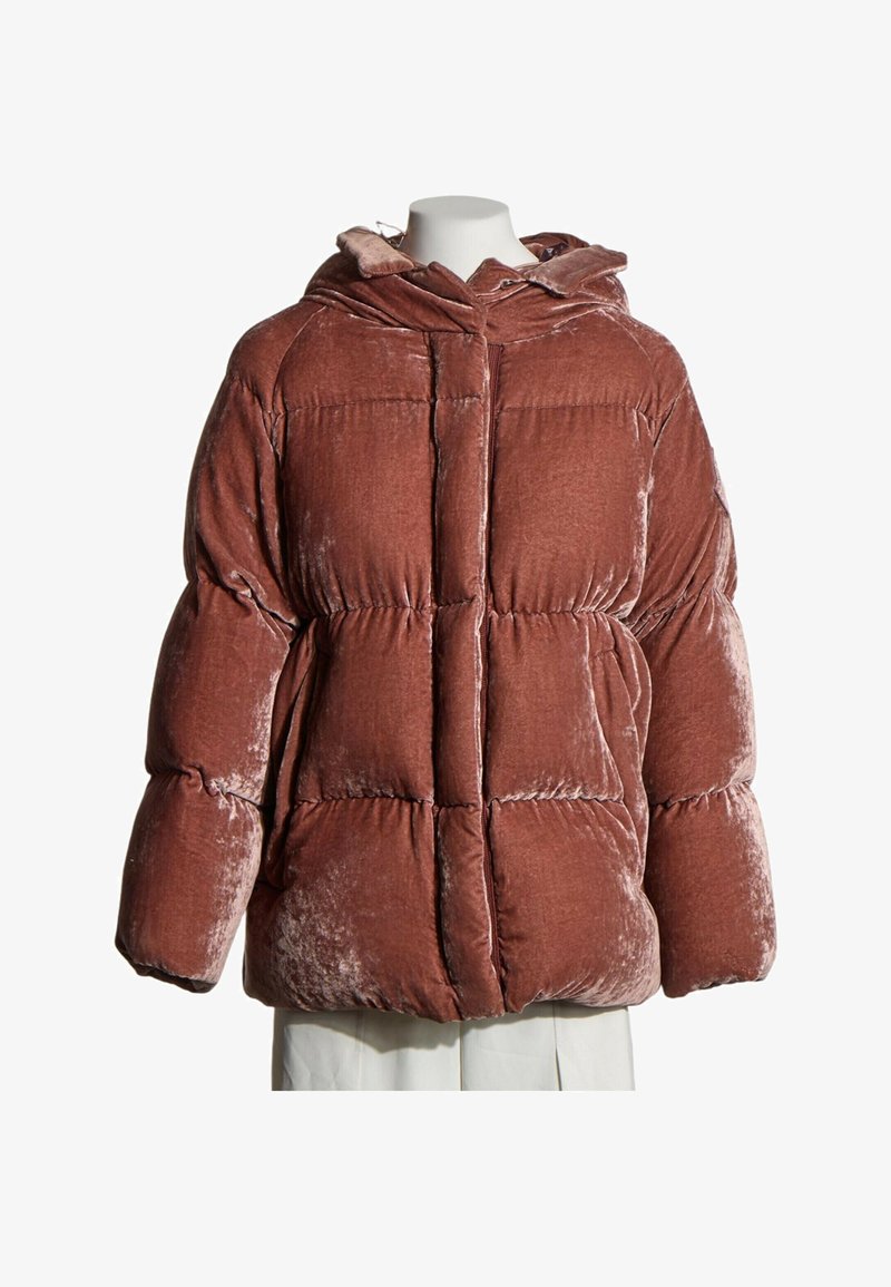 Doudoune en velours marron avec capuche, manches longues et couture horizontale matelassée sur un torse de mannequin blanc.