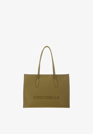 Sac cabas en cuir vert olive avec deux poignées et "COCCINELLE" embossé au centre devant.