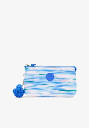 Kleine rechthoekige blauwe en witte tie-dye tas met ritsafsluiting en een blauwe pluche aap sleutelhangertje eraan bevestigd.