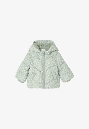 Helles blauer Kinder-Pufferjacke mit Kapuze, weißem Blumenmuster, Frontreißverschluss und zwei Taschen.