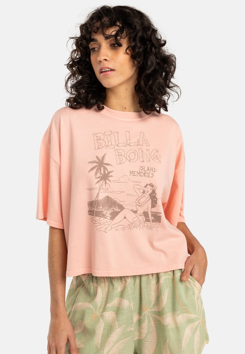 Rosa oversized t-shirt i bomull med en grafisk tryck av en strandscen och palmer. Korta ärmar och en avslappnad passform.