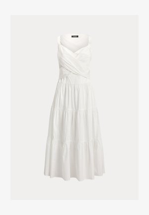 Λευκό αμάνικο μάξι φόρεμα με φούστα σε στρώσεις και μπλούζα με σταυρωτή draping σε απλό φόντο.