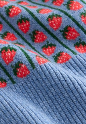 Pehme sinine kootud kangas, millel on korduvad rida punaseid maasikaid ja rohelisi varsi diagonaalis.