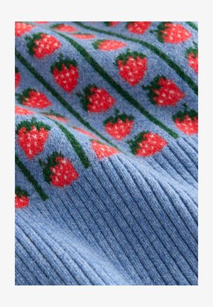 Mäkká modrá pletená látka s opakujúcimi sa radmi červených jahôd a zelených stoniek v diagonálnom vzore.